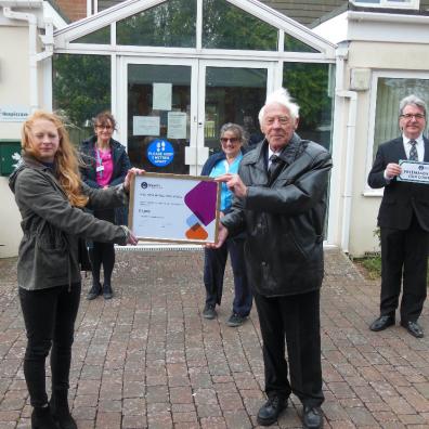 Hospiscare’s High View Gardens given £1,000  by the Devonshire Freemasons